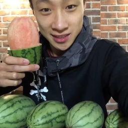 藏族网红吃瓜视频,网红藏族美食家带你领略藏地瓜果风味